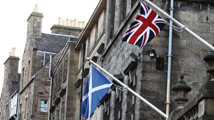 Les drapeaux &eacute;cossais et britannique &agrave; Edinbourg (Ecosse).&nbsp; (CITIZENSIDE / THIBAUT GODET / AFP)