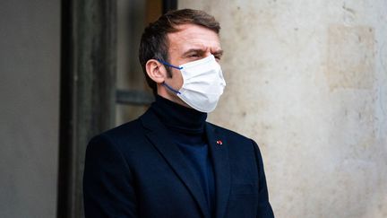 Le président de la République Emmanuel Macron devant l'Elysée, à Paris, le 20 décembre 2021. (XOSE BOUZAS / HANS LUCAS / AFP)