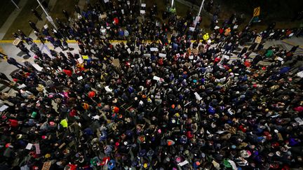 Des centaines de personnes se sont rassemblées, samedi 28 janvier 2017, pour protester contre ce décret qui&nbsp;bloque, entre autres,&nbsp;l'arrivée de ressortissants de sept pays&nbsp;: l'Irak, l'Iran, la Libye, la Somalie, le Soudan, la Syrie et le Yémen. (KAMIL KRZACZYNSKI / REUTERS)