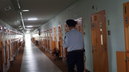 Un couloir de la prison pour hommes de Fuchū, au Japon, le 9 septembre 2024. (KARYN NISHIMURA / RADIOFRANCE)