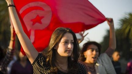 Une jeune Tunisienne participe à la manifestation après l'assassinat, le 6 février 2013, de Chokri Belaïd. (AFP/Lionel Bonaventure)