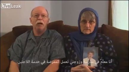 Capture d'&eacute;cran Youtube de la vid&eacute;o diffus&eacute;e le 4 octobre 2014 par Ed et Paula Kassig, les parents de Peter Kassig, otage menac&eacute; de mort par l'Etat islamique.&nbsp; ( YOUTUBE / FRANCETV INFO )