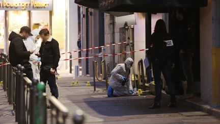 Des policiers examinent l'entrée d'une discothèque où a eu lieu un échange de coups de feu mortel, le 27 janvier 2018, à Marseille (Bouches-du-Rhône). (MAXPPP)