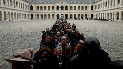 Des milliers de personnes ont fait la queue&nbsp;avant d'accéder à la cour des Invalides pour se recueillir sur&nbsp;le cercueil de Jacques Chirac,&nbsp;le 29 septembre 2019.&nbsp; (PHILIPPE LOPEZ / AFP)