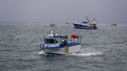 Des bateaux de pêche français au large de l'île de Jersey. (SAMEER AL-DOUMY / AFP)