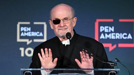 L'écrivain britannique Salman Rushdie, victime d'une attaque au couteau en août 2023, réapparaît pour la première fois en public à New York le 19 mai 2023, au gala de l'association PEN America, qui promeut la liberté d'expression. (BRYAN BEDDER / GETTY IMAGES NORTH AMERICA)