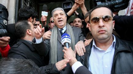 Ali Benflis s'adresse aux médias, lors d'une manifestation à Alger, le 24 février 2015. (BECHIR RAMZY / ANADOLU AGENCY: AFP)