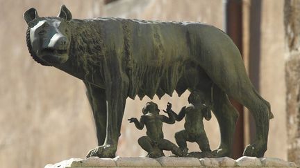 Romulus et Remus, futurs fondateurs de Rome, s'alimentent enfants à la louve qui les a recueillis
 (Philippe Turpin / Photononstop)