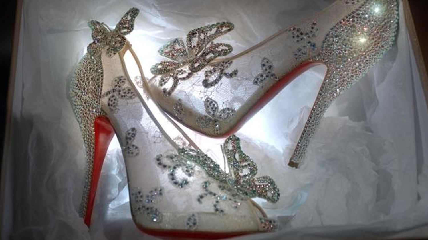 Louboutin cree la pantoufle de bal de Cendrillon 2012