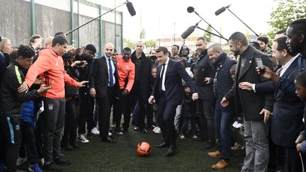 A Sarcelles, le candidat Macron joue au foot