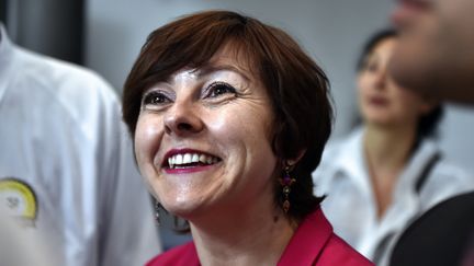 Carole Delga, la secr&eacute;taire d'Etat charg&eacute;e du Commerce et de l'Artisanat, visite la coop&eacute;rative ouvri&egrave;re La fabrique du Sud &agrave; Carcassonne (Aude), le 19 mai 2015. (PASCAL PAVANI / AFP)