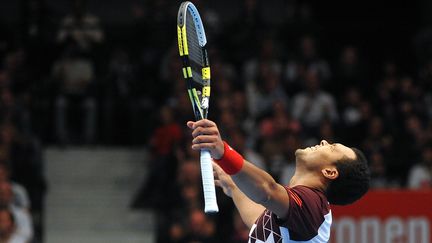 Jo-Wilfried Tsonga, lors de sa victoire &agrave; Vienne (Autriche) face &agrave; l'Argentin Juan Martin Del Potro, le 30 octobre 2011. (SAMUEL KUBANI / AFP)