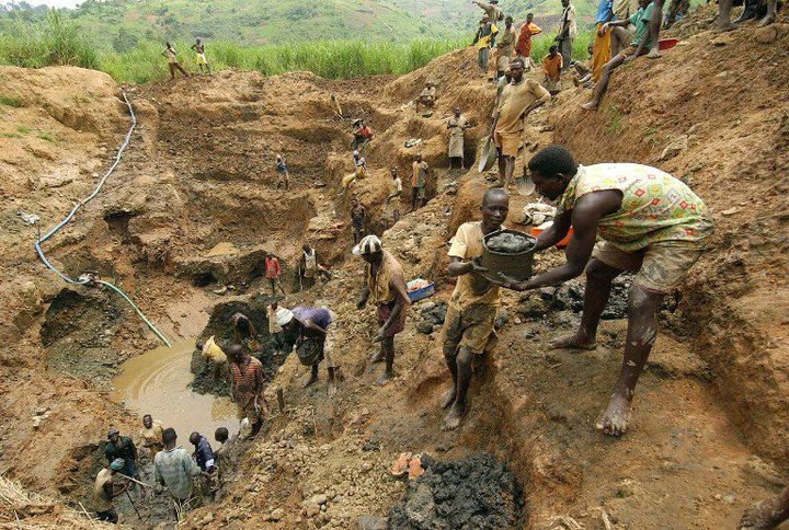 De nombreuses mines d'or dans l'est du Congo, comme ici dans la province de l'Ituri, sont exploitées dans l'illégalité et parfois en connivence avec les autorités locales. (Photo AFP/Eric Feferberg)