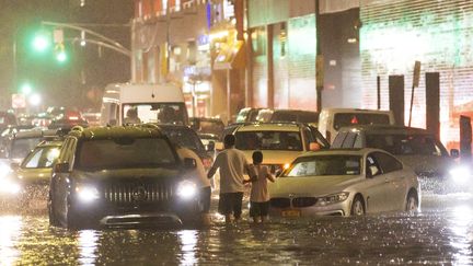 Des voitures bloquées par les inondations provoquées par les suites de l'ouragan Ida, le 1er septembre 2021 dans le quartier du Queens, à New York (Etats-Unis). (MAXPPP)