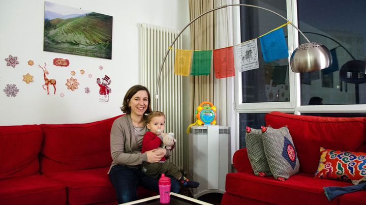 Emilie, son fils, et son purificateur d'air, le 21 janvier 2014 &agrave; P&eacute;kin (Chine). (THOMAS BAIETTO / FRANCETV INFO)