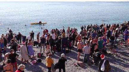 La baignade d’hiver, devenue une tradition à Nice, s’est déroulée dimanche 19 décembre sous le soleil, avec une mer fraîche mais supportable à un peu plus de 15 degrés. (CAPTURE ECRAN FRANCE 2)