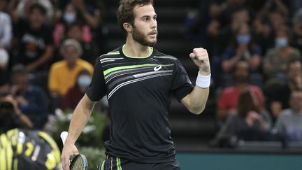 Hugo Gaston lors de sa victoire face à Carlos Alcaraz au Masters 1000 de Paris-Bercy le 4 novembre 2021, à l'Accor Arena de Paris. (JEAN CATUFFE / JEAN CATUFFE)