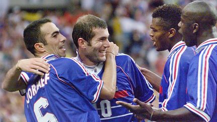 Zinedine Zidane, Youri Djorkaeff, Marcel Desailly et Lilian Thuram lors de la finale de la Coupe du monde France-Brésil le 12 juillet 1998 au Stade de France.&nbsp; (GABRIEL BOUYS / AFP)