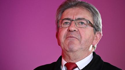 Jean-Luc Melenchon prononce un discours lors d'une réunion de LFI à Chevilly-Larue (Val-de-Marne), le 15 mars 2023. (EMMANUEL DUNAND / AFP)