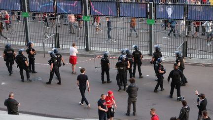 Des policiers patrouillent devant le Stade de France lors de la finale de la Ligue des champions, samedi 28 mai 2022. (THOMAS COEX / AFP)