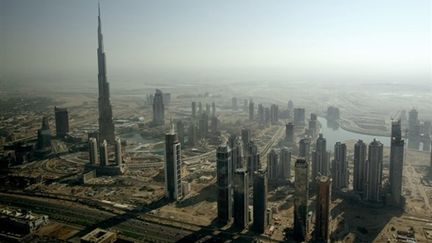 La Burg Khalifa de Dubaï, qui domine le désert de ses 828 m de haut. (AFP PHOTO/MARWAN NAAMANI)