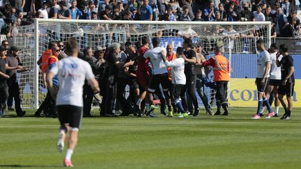 Incidents lors du match de football Bastia - Olympique Lyonnais le 16 avril 2017.&nbsp; (PASCAL POCHARD-CASABIANCA / AFP)