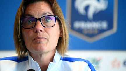 La sélectionneuse de l'Equipe de France de football, Corinne Diacre, en conférence de presse à Clairefontaine (Yvelines), le 20 juin 2022. (FRANCK FIFE / AFP)