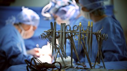 Une équipe de chirurgiens dans une salle d'opérations de l'hôpital Georges Pompidou à Paris où un pôle dédié aux patients étrangers est ouvert depuis&nbsp;quelques semaines.&nbsp; (MARTIN BUREAU / AFP)