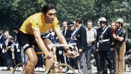 Eddy&nbsp;Merckx dans l'épreuve contre la montre lors de la dernière étape du Tour de France Versailles-Paris, le 23 juillet 1972. (BERNARD ALLEMANE / INA/ AFP)