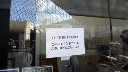 "Entr&eacute;e gratuite, offerte par les arch&eacute;ologues", signale cette affiche scotch&eacute;e au mus&eacute;e du Louvre, &agrave; Paris, le 5 f&eacute;vrier 2015. (BERTRAND GUAY / AFP)