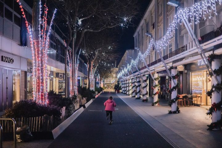 La plus jeune fille de Christelle remonte en trotinette une rue illuminée de Saint-Nazaire. (PIERRE MOREL / FRANCEINFO)