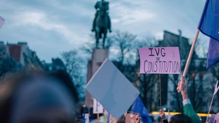 L'inscription de l'IVG dans la Constitution a été célébrée place du Trocadéro à Paris, lundi 4 mars 2024. (EDOUARD MONFRAIS-ALBERTINI / HANS LUCAS)