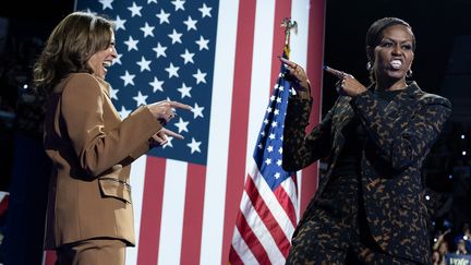 L'ancienne Première Dame des Etats-Unis Michelle Obama sur scène au côté de Kamala Harris, le 26 octobre 2024 à Kalamazoo, dans le Michigan. (BRENDAN SMIALOWSKI / AFP)