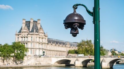 Une caméra de surveillance sur les bords de la Seine, le 22 avril 2022. (LILIAN CAZABET / HANS LUCAS / AFP)