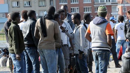 Des migrants &agrave; Calais, o&ugrave; des affrontements ont &eacute;clat&eacute; le 5 ao&ucirc;t entre des groupes d'Erythr&eacute;ens et de Soudanais. (FRANCOIS LO PRESTI / AFP)