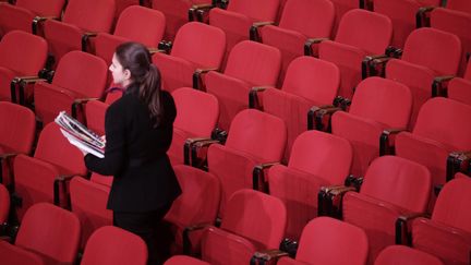 Une ouvreuse dans un théâtre parisien. Photo d'illustration. (VINCENT ISORE / MAXPPP)