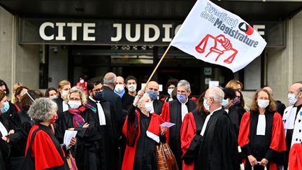 Des magistrats lors d'une manifestation contre le ministre de la Justice,&nbsp;Eric Dupond-Moretti, à Rennes, le 24 septembre 2020. (DAMIEN MEYER / AFP)