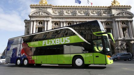 Un car Flixbus devant le Palais Garnier à Paris. (THOMAS SAMSON / AFP)