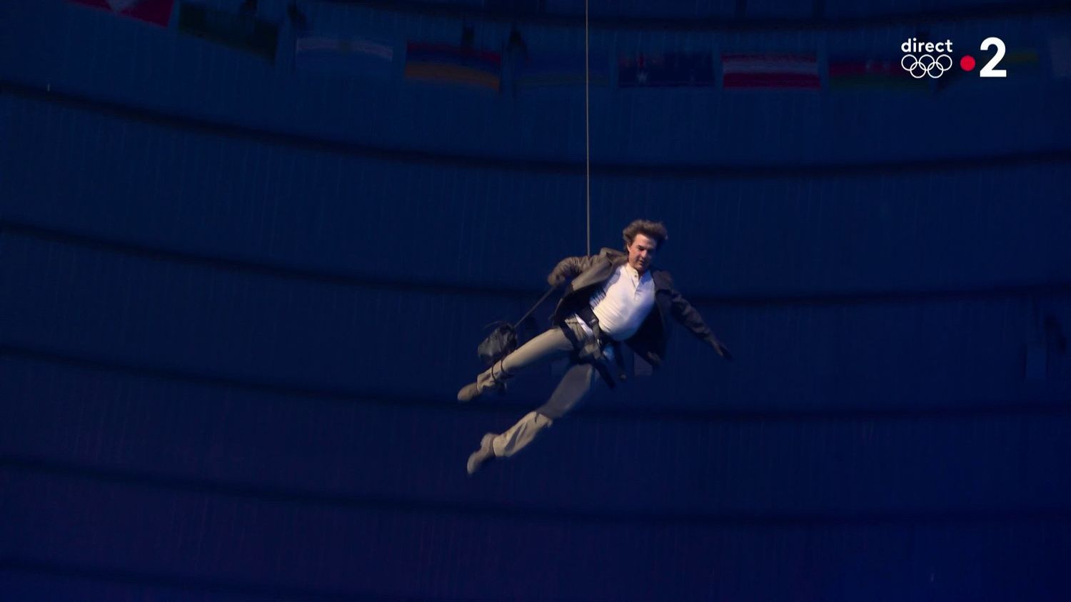 VIDEO. From his jump from the roof of the Stade de France to his arrival in Hollywood, Tom Cruise electrifies the closing ceremony of the Olympic Games