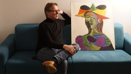 L'expert en art néerlandais, Arthur Brand, pose avec le Picasso retrouvé, le 26 mars 2019. (TETTEROO)