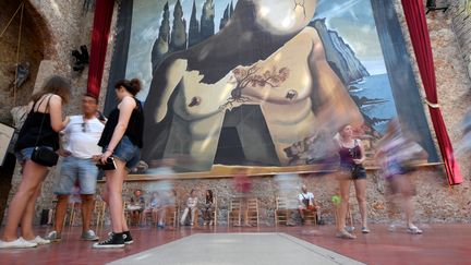 Des visiteurs autour de la tombe de Salvador Dali à l'intérieur du musée Dali à Figueras (Espagne), le 18 juillet 2017. (LLUIS GENE / AFP)