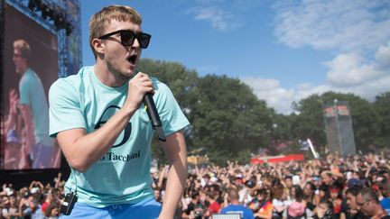 Le rappeur Vald en plein concert sur la scène des Vieilles Charrues à Carhaix-Plouguer, dans le Finistère, en 2019. (LOIC VENANCE / AFP)