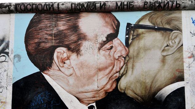 &nbsp; (L'oeuvre de Dmitri Vrubel, Le baiser de l'amitié peinte sur le Mur de Berlin. © Maxppp)