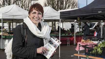 Canidate écologiste à Besançon, Anne Vignot,&nbsp;prévoit des rendez-vous thématiques sur les réseaux sociaux. Ici, sur un marché de Besançon, en février 2020. (SEBASTIEN BOZON / AFP)