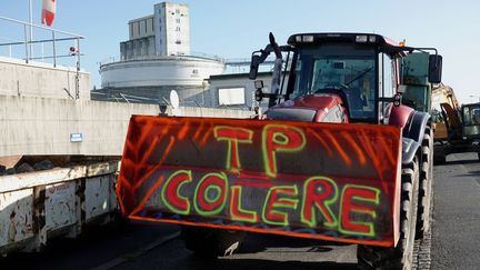 Le dépôt pétrolier de Lorient bloqué par des professionnels du bâtiment. (VINCENT MOUCHEL / MAXPPP)