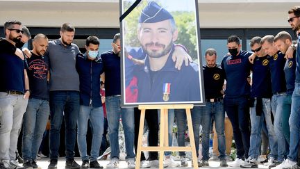 Hommage rendu à Eric Masson par ses collègues devant le commissariat d'Avignon le 9 mai 2021.&nbsp; (NICOLAS TUCAT / AFP)