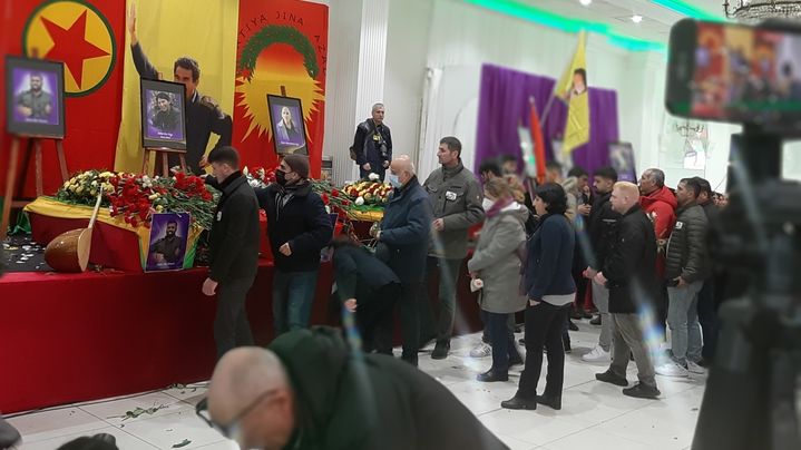 L'hommage de la communauté kurde aux trois victimes du tueur de la rue d'Enghien, Villiers-le-Bel, le 3 janvier 2023. (ALAIN GASTAL / FRANCEINFO)