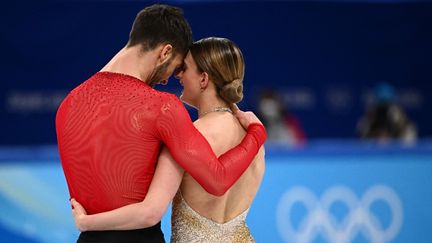 Envoûtants. Quand Gabriella Papadakis et Guillaume Cizeron se présentent sur la glace de la patinoire de Pékin, le 14 février, le temps s’arrête durant leur danse libre, réalisée à la perfection. Quatre ans après la déception de Pyeongchang et une médaille d’argent, le duo établit un nouveau record du monde pour s’offrir un premier titre olympique.&nbsp; (ANNE-CHRISTINE POUJOULAT / AFP)