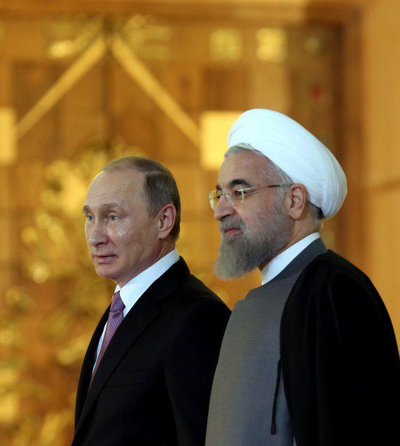 Vladimir Poutine et le président iranien Rohani, lors de la première visite en huit ans du président russe en Iran en novembre 2015. (ATTA KENARE / AFP)