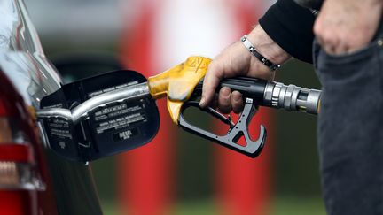 Un automobiliste fait le plein de diesel &agrave; une station-service du&nbsp;Grand-Quevilly, pr&egrave;s de Rouen (Seine-Maritime),&nbsp;le 5 mars 2013. (CHARLY TRIBALLEAU / AFP)